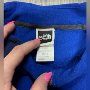 men's The North Face 1/4 zip fleece pullover in blue